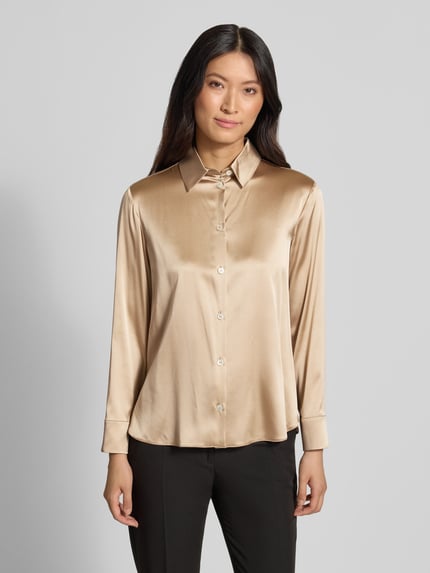 Frauenmodel trägt Regular Fit Hemdbluse aus Seiden-Mix Modell 'Navetta' von MM by Max Mara in Beige mit Knopfleiste, Ganzkörperansicht von vorne, elastischer Seiden-Mix, Hemdblusenkragen, langärmliges Design, Rückenlänge 65 cm, Ärmellänge 58 cm.