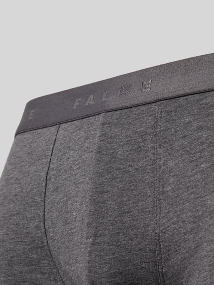 Produktfoto, szare obcisłe bokserki z elastycznym paskiem z logo, mieszanka bawełny z dodatkiem streczu, Model 'Daily Comfort' od Falke