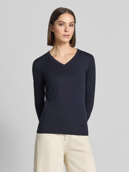 Frauenmodel trägt Pullover aus Viskose-Mix mit V-Ausschnitt von Christian Berg Woman, dunkelblau, strukturierte Oberfläche, Ganzkörperansicht von vorne. Rückenlänge bei Größe S 46 cm, Ärmellänge 63 cm, gerader Schnitt, gerippte Abschlüsse.