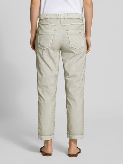 Frauenmodel trägt Cargohose mit Pattentaschen Modell 'SUE' von TONI, Baumwoll-Mix, elastischer Bund, verkürzte Passform, Ganzkörperansicht Rückansicht.