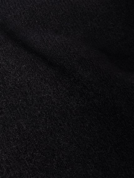 Produktfoto, strukturiertes Schwarz mit weicher, leicht flauschiger Textur, Schal mit Woll-Anteil von Jake*s Casual