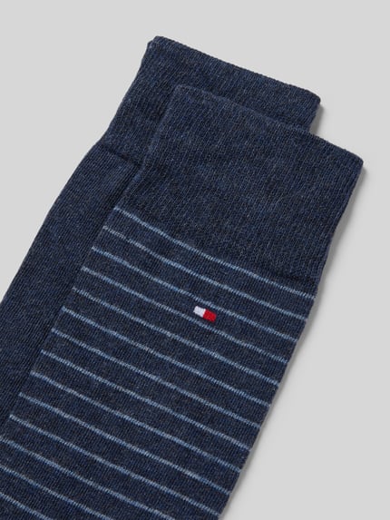 Produktfoto, Socken im 2er-Pack von Tommy Hilfiger aus dunkelblauer Baumwollmischung mit Stretch-Anteil, gestreiftem Design und Logo-Stickerei.