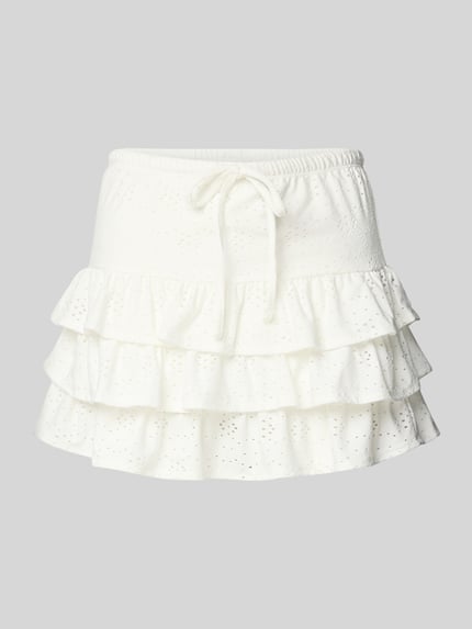 Produktfoto, Leicht ausgestellter Mini-Skort mit Lochstickerei Modell 'SMILLA' von Only, unifarben weiß mit Rüschen und Volants, strukturierte Textur