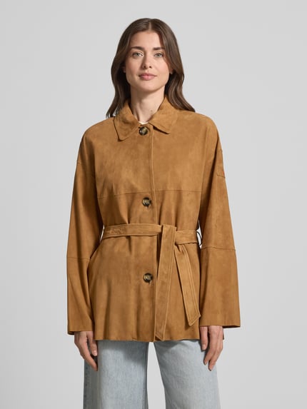 Vrouwenmodel draagt Peuterey Jacke in Suede-Optik Modell 'Machuca', getailleerde fit, afneembare riem, knoopsluiting, voorkant, bovenaanzicht.