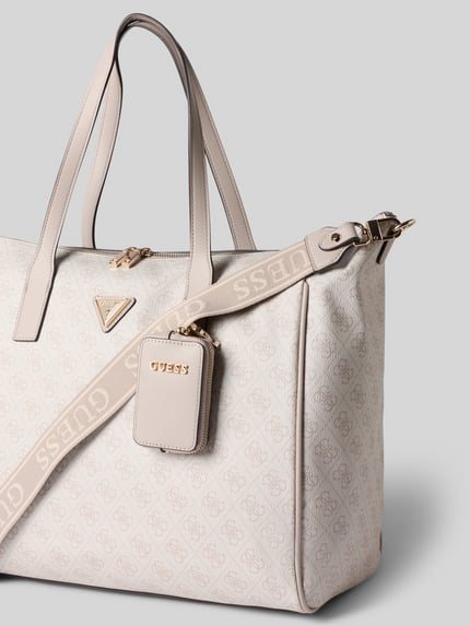 Produktfoto, Tote Bag in Stepp-Optik Modell 'Latona' von GUESS in Beige, goldene Details, GUESS-Schriftzug, Reißverschluss, glatte Textur