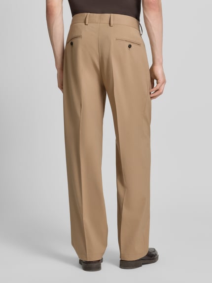 Männermodel draagt Loose Fit Anzughose met katoenmix model 'JAROD2' van Strellson, effen kleuren, twill, achterzakken, riemlussen. Ganzkörperansicht Rückansicht.