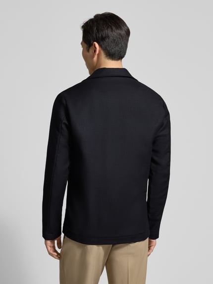 Männermodel trägt Regular Fit Hemdjacke aus schurwolle mit reverskragen von Profuomo, reine schurwolle, knopflijst en opgestikte zakken, ruglengte 74 cm, ganzkörperansicht rückansicht
