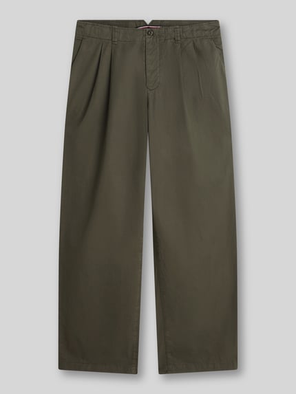 Produktfoto, Loose Fit Hose mit Bundfalten von Tommy Hilfiger in Optik: Unifarben, Passform: Loose-Fit, reine Baumwolle, Bundfalte, geknöpfter Hosenschlitz, seitliche Eingrifftaschen vorne, Pattentasche hinten, glatte Textur, olivgrüne Farbe.