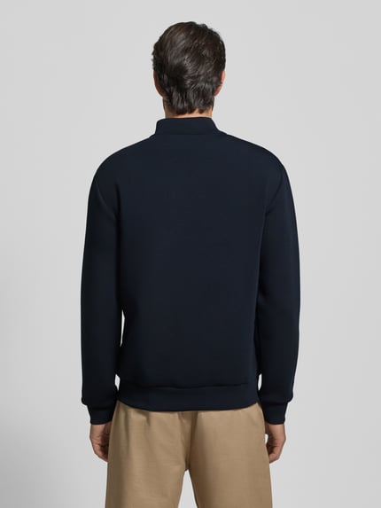 Männermodel trägt Sweatjacke mit Reißverschluss von EA7 Emporio Armani in Dunkelblau, Regular-Fit, Rückenlänge 70 cm, Ganzkörperansicht Rückansicht.