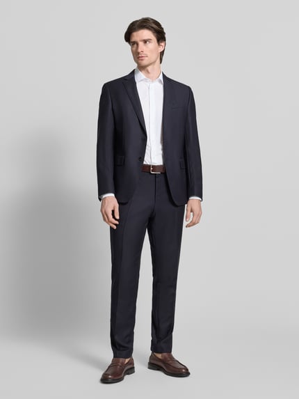 Männermodel trägt Slim Fit Business-Hemd mit Knopfleiste von CRUNA in Weiß, Haifischkragen, Material-Mix mit Stretch, Ganzkörperansicht von vorne.