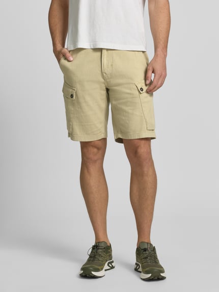 Mannenmodel draagt Shorts met Cargozakken en Tunnelkoord van PME Legend in beige, puur katoen, regular fit, cargozakken, tunnelkoord, bandwijdte maat 32: 42 cm, binnenbeenlengte maat 32: 25 cm, ganzebody van voren.