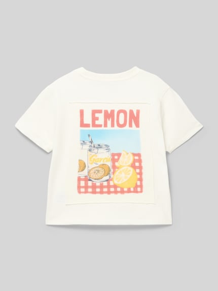 Jongen draagt T-shirt met rugzijde motiefprint van Garcia, puur katoen, regular fit, ronde hals, ruglengte maat 140: 41 cm, rugaanzicht.