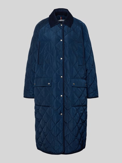 Produktfoto, granatowy Regular Fit Steppmantel mit Logo-Details von Tommy Hilfiger, jednolity, pikowany materiał, długie rękawy, kieszenie z patką i pionowe kieszenie na piersi, kołnierz z lamówką z sztruksu, zapięcie na napy, tekstura miękka i lekko połyskująca.