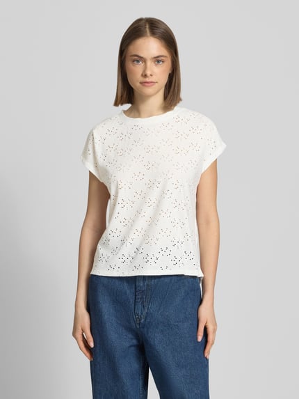 Vrouwenmodel draagt Relaxed Fit T-shirt met etskanteffect model 'SMILLA' van Only, dames, ronde hals, korte mouw, wit met opengewerkt patroon, voorkant, bovenlichaam.