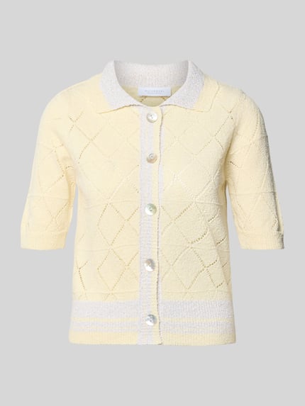 Produktfoto, Regular Fit Cardigan in Strick-Optik von Rich & Royal in zartem Gelb, Material-Mix mit Baumwoll-Anteil, Umlegekragen, Halbarm, durchgängige Knopfleiste, semitransparentes Design, Rückenlänge 51 cm, Ärmellänge 24 cm.