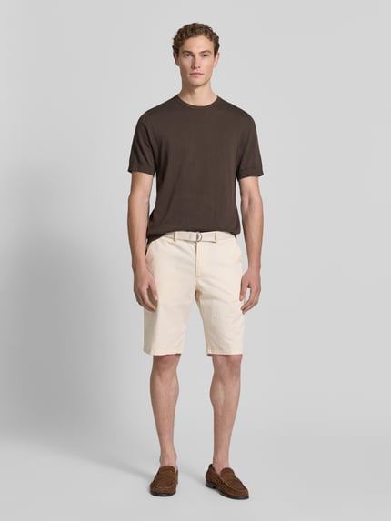 Männermodel trägt Bermudas aus Light Baumwolle mit Gürtel von Christian Berg Men in Regular-Fit mit Eingrifftaschen, Ganzkörperansicht von vorne.