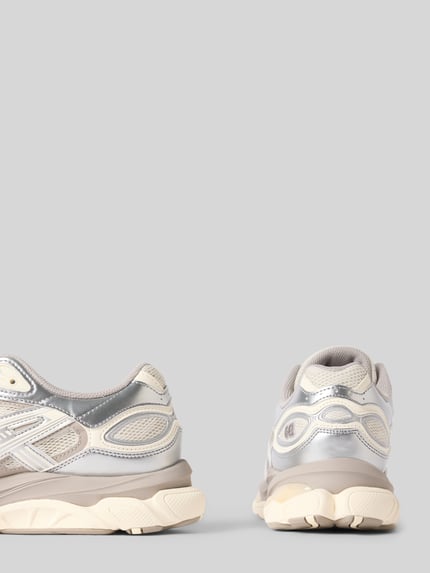 Productfoto, Sneaker met veters model 'GEL-NYC 2.0' van ASICS in beige en zilver met afgeronde neus, labeldetails, hakhoogte 4 cm, schachthoogte 7 cm, schachtwijdte 9 cm.