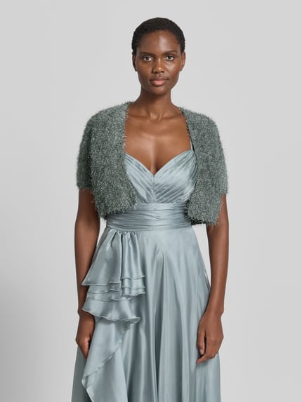 Vrouwenmodel draagt Cropped Bolero met 1/2-Arm van V.M., straight fit, open voorkant, ruglengte maat S 41 cm, voorkant bovenlichaam close-up.