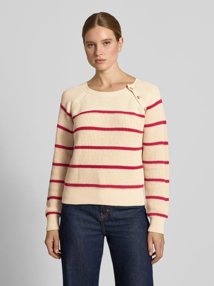 Frauenmodel trägt Relaxed Fit Pullover aus Baumwoll-Mix Modell 'C_Farbori' von BOSS Orange, cremefarben mit roten Streifen, Ganzkörperansicht von vorne. Damen Pullover von BOSS Orange.