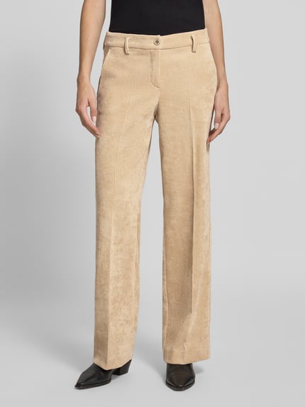 Frauenmodel trägt Regular Fit Cordhose mit Bundfalten Femke 2-800 von Stehmann, beige, Strukturmuster, Cord, Ganzkörperansicht von vorne.