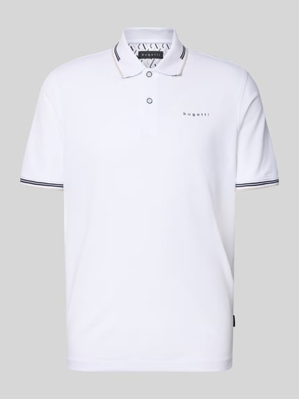 Produktfoto, weißes Regular Fit Poloshirt mit Logo von bugatti, Baumwoll-Mix mit Stretch, Knopfleiste, kurze Ärmel, schlichte Optik