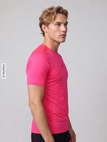 Männermodel trägt Slim Fit Sport-T-Shirt mit Label-Print von Nike in Pink auf grauem Hintergrund, Nahaufnahme Oberkörper, Herren Sport-T-Shirt von Nike Training, KI-modifiziertes Bild.