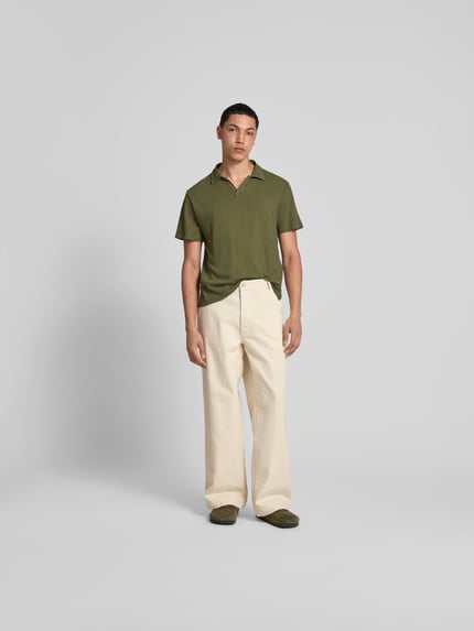 Officine Générale Poloshirt mit V-Ausschnitt Oliv 1