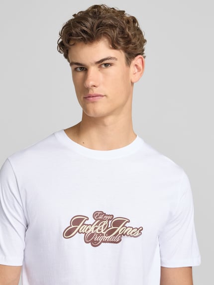 Männermodel trägt T-Shirt mit Label-Print Modell 'CASSIS' von Jack & Jones aus Reine Baumwolle, Regular-Fit, Weiß, Nahaufnahme Oberkörper.