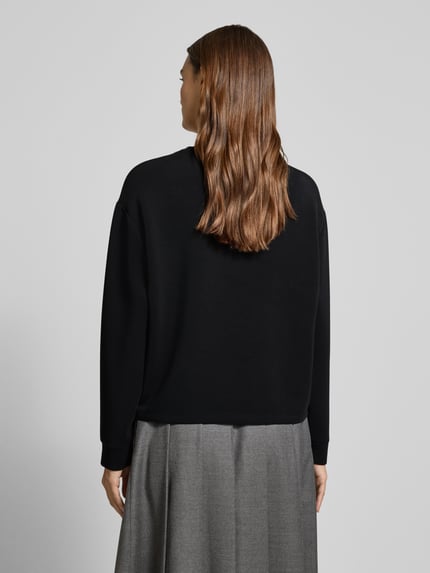 Kobiece model prezentuje czarne Regular Fit Sweatshirt aus Modal-Mix od s.Oliver RED LABEL, gładka tekstura, widok całej sylwetki od tyłu.