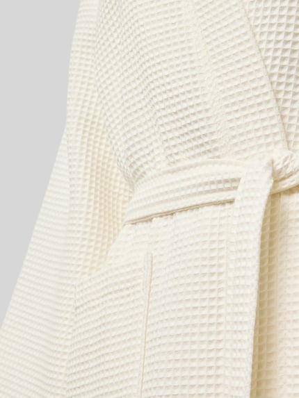 Produktfoto, Bademantel aus reiner Baumwolle von Christian Berg Woman in Creme mit Strukturmuster, Gürtel und aufgesetzter Tasche, Detailansicht
