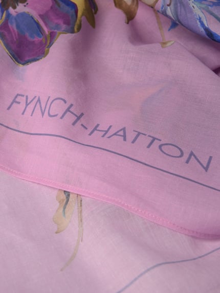 Productfoto, Schal mit Logo-Print van Fynch-Hatton van puur katoen, rechthoekig, bloemenprint in lila en beige, logoprint, breedte 91 cm, lengte 91 cm