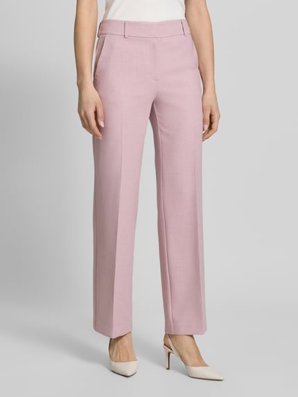 Frauenmodel trägt Regular Fit Weite Hose mit Viskose-Anteil Modell 'RITA' von Selected Femme in rosa Melange-Optik, Webware, Nahaufnahme Oberkörper.
