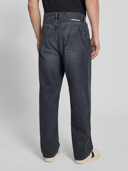 Mannenmodel draagt Loose Fit Baggy Jeans uit pure katoen model 'JAAMEO' van Armedangels, denim look, label patch, 5-pocket design, mid waist, regular lengte, detailopname rugaanzicht.