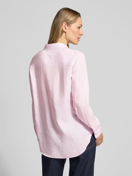 Modelka nosi różową Relaxed Fit Langarmbluse aus reinem Leinen od Tommy Hilfiger, z flammgarn, z logo, widok całej sylwetki od tyłu.