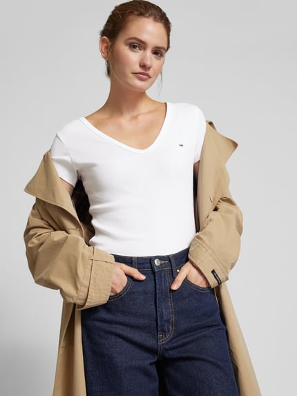 Tommy Jeans T-shirt o kroju Slim Fit z dekoltem w serek Biały 3