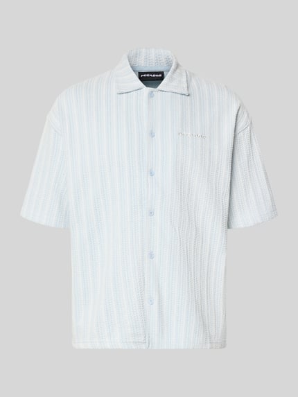 Produktfoto, Relaxed Fit Freizeithemd mit Label-Stitching Modell 'Forno' von Pegador, Reine Baumwolle, Allover-Look in hellblau-weiß mit Kentkragen und Knopfleiste, strukturierte Oberfläche.