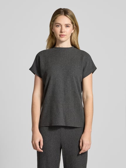 Frauenmodel trägt T-Shirt mit Strukturmuster und Rundhalsausschnitt von Christian Berg Woman, Material-Mix mit Viskose-Anteil, Regular-Fit, Damen T-Shirt in Dunkelgrau, Rückenlänge bei Größe S: 62 cm, Ganzkörperansicht von vorne.