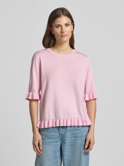 Modelka nosi Regular Fit T-Shirt aus Viskose-Mix Modell 'Katie' von FREE/QUENT, róż, falbany, półrękaw, okrągły dekolt, tekstura dzianiny, widok z przodu całej sylwetki.