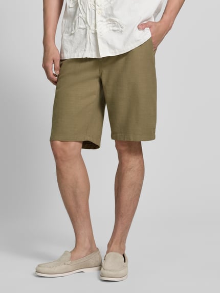Männermodel trägt Shorts aus Baumwolle mit elastischem Bund von JAKE*S STUDIO MEN in Oliv, Regular-Fit, Nahaufnahme Unterkörper. Reine Baumwolle, elastischer Bund mit Tunnelzug, Bundweite bei Größe M: 47 cm, Innenbeinlänge: 26 cm.