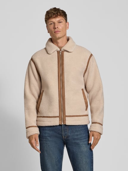 Mannelijk model draagt Fleecejacke aus Teddyfell van MCNEAL, beige, regular fit, platte kraag, ritssluiting, Ruglengte maat M 67 cm, Mouwlengte maat M 67 cm, Ganzkörperansicht van voren.