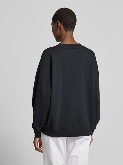 Frauenmodel trägt Oversized Fit Sweatshirt mit Logo-Print von Anine Bing aus czarna bawełna, krój oversized fit, okrągły dekolt, elastyczne wykończenia; długość tyłu w rozmiarze S: 61 cm, Ganzkörperansicht Rückansicht