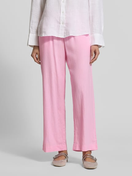 Frauenmodel trägt Wide Leg Pants aus Leinen-Mix mit elastischem Bund Modell 'Lava' von FREE/QUENT in Rosa, lockere Form, Nahaufnahme Unterkörper, Damenhose im Loose Fit, Leinen-Mix mit Viskose-Anteil, Bundweite 40 cm, Innenbeinlänge 67 cm.