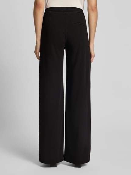 Frauenmodel trägt Wide Leg Hose mit Tunnelzug Modell 'Chrisy' von MAC in Schwarz mit glatter Textur, Ganzkörperansicht Rückansicht, Damen Weite Hose von MAC