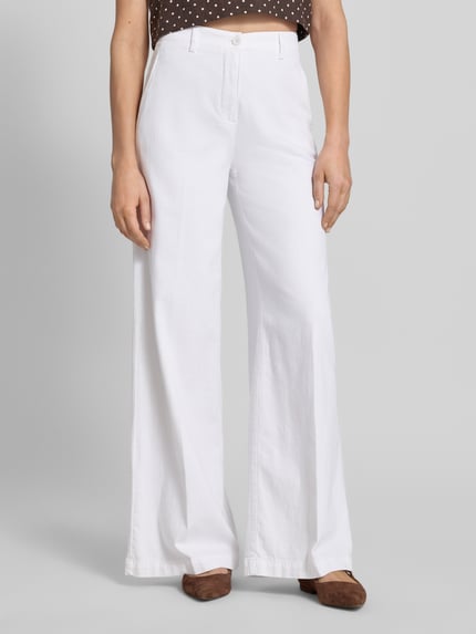 Frauenmodel trägt Hose mit Bügelfalten und Eingrifftaschen von SEDUCTIVE in Weiß, Leinen-Baumwoll-Mix, weites Bein, Nahaufnahme Oberkörper.
