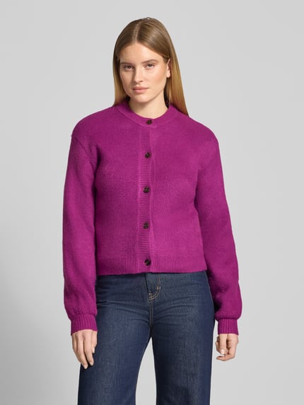 Frauenmodel trägt Cardigan mit Knopfleiste von Jake*s Casual in unifarbener Strickoptik, Struktur, Rundhals, langarm, Feinstrick, cropped, Ganzkörperansicht von vorne.