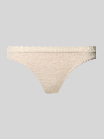 Produktfoto, cremefarbener String aus Modal-Mix mit Spitzenbesatz von Jake*s Casual vor grauem Hintergrund, feine gerippte Struktur