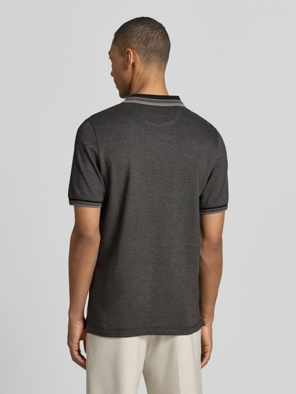 Männermodel trägt Regular Fit Poloshirt aus reiner Baumwolle Modell 'OPEN COLLAR POLO' von s.Oliver RED LABEL in meliertem Dunkelgrau, Piqué-Struktur, Rückansicht Ganzkörperansicht.
