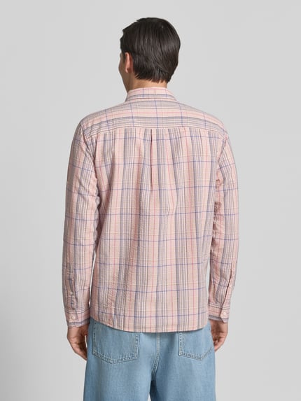 Männermodel trägt Relaxed Fit Freizeithemd aus reiner Baumwolle von Armedangels, Optik: Mehrfarbig, Gitterkaro, Ganzkörperansicht Rückansicht.
