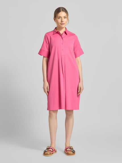 Frauenmodel trägt knielanges Hemdblusenkleid mit Knopfleiste von Milano Italy, pink, gerader Schnitt, Halbarm, Ganzkörperansicht von vorne. Baumwoll-Mix mit Stretch-Anteil, Hemdblusenkragen, Knopfleiste, knielang, Größe 36: Rückenlänge 98 cm, Brustweite 52 cm, Ärmellänge 27 cm.