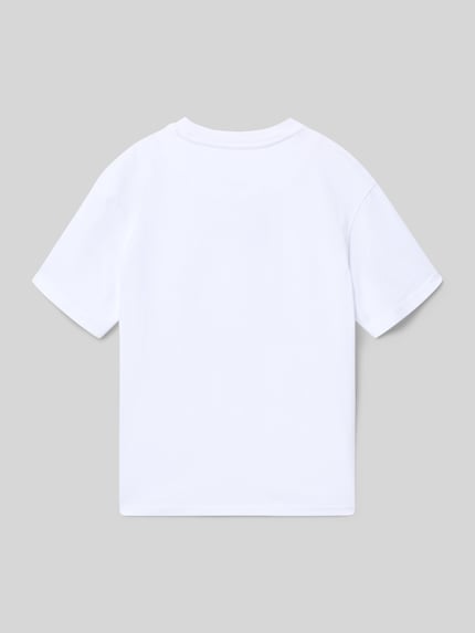 Männermodel trägt Regular Fit T-Shirt mit Logo-Stitching van KARL KANI in wit, zuiver katoen, ronde hals, ruglengte 56 cm, Ganzkörperansicht Rückansicht.